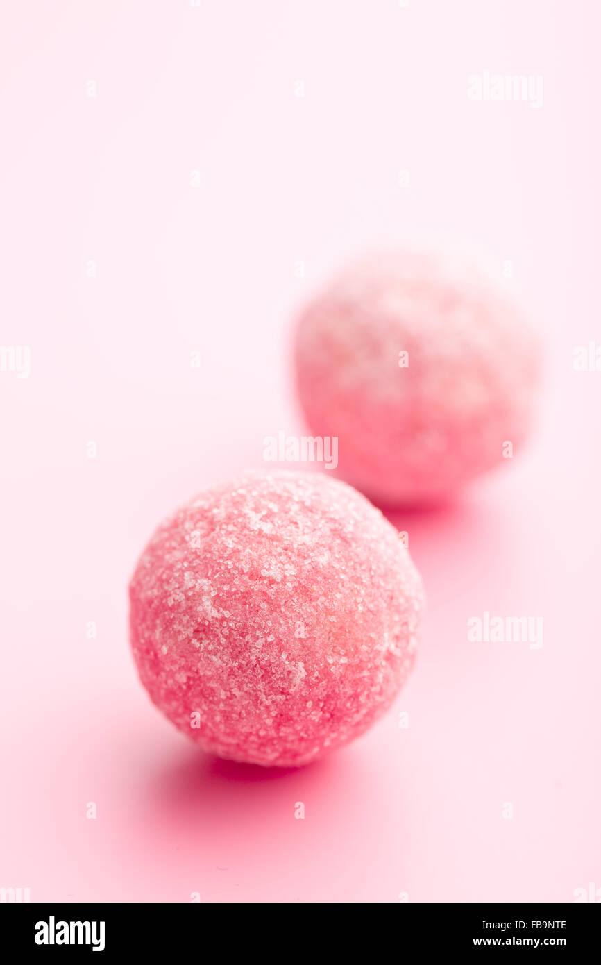 Marzapane rosa sfere su sfondo rosa Foto Stock