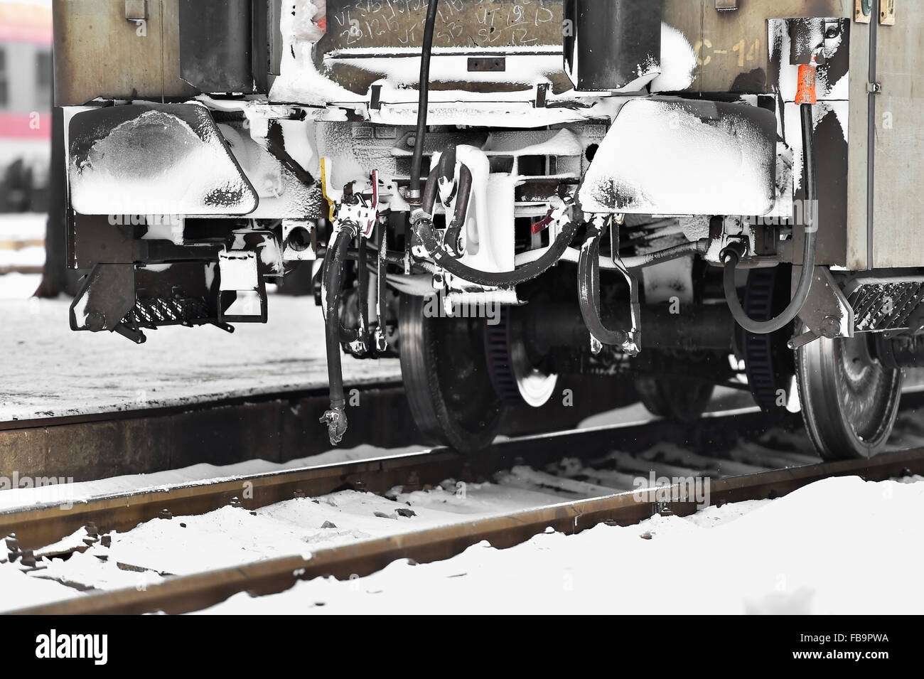 Dettaglio shot con congelati vagone treno tamponi e links di collegamento in inverno Foto Stock