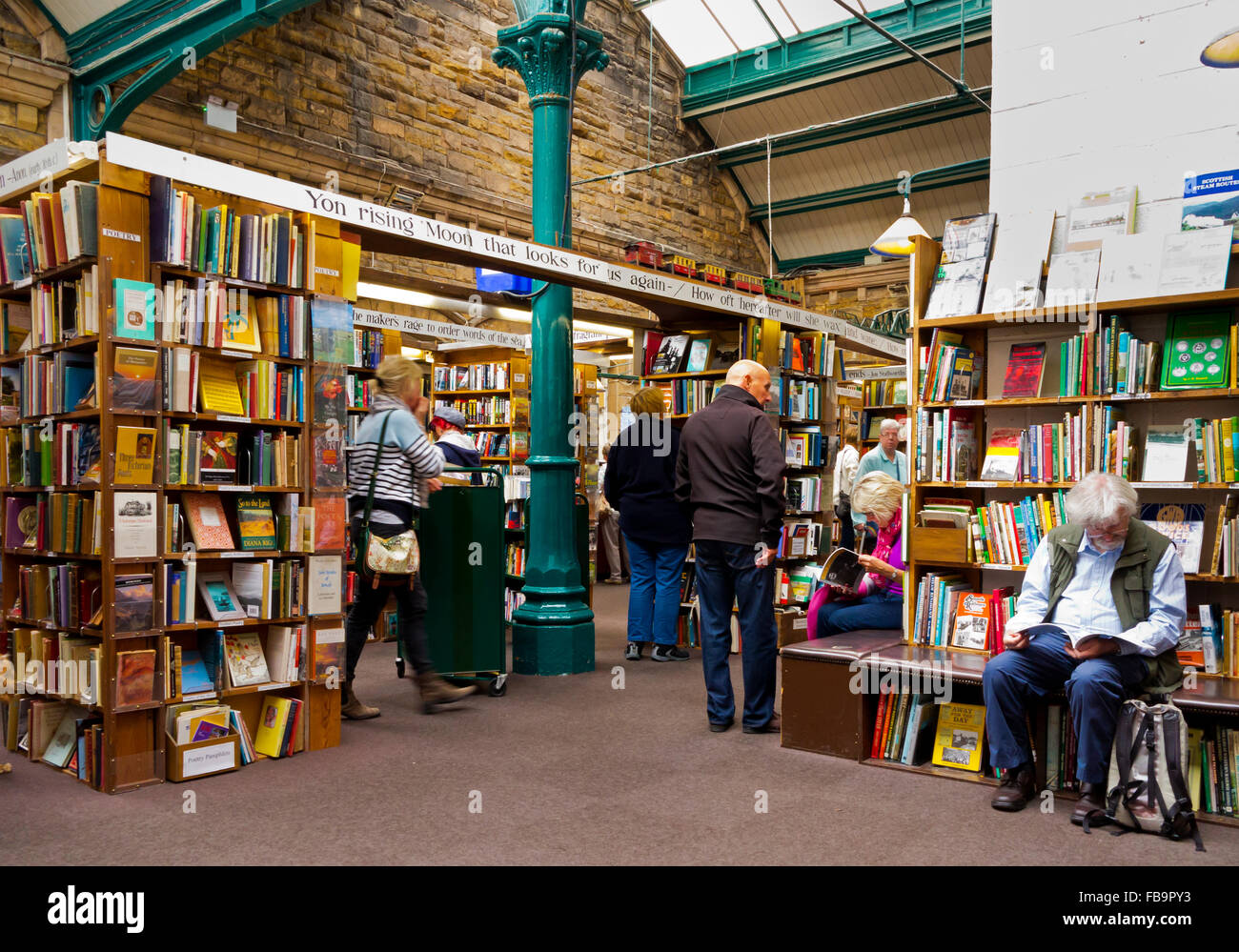 Interno del baratto libri a Alnwick Northumberland England Regno Unito una delle più grandi librerie di seconda mano in Europa Foto Stock