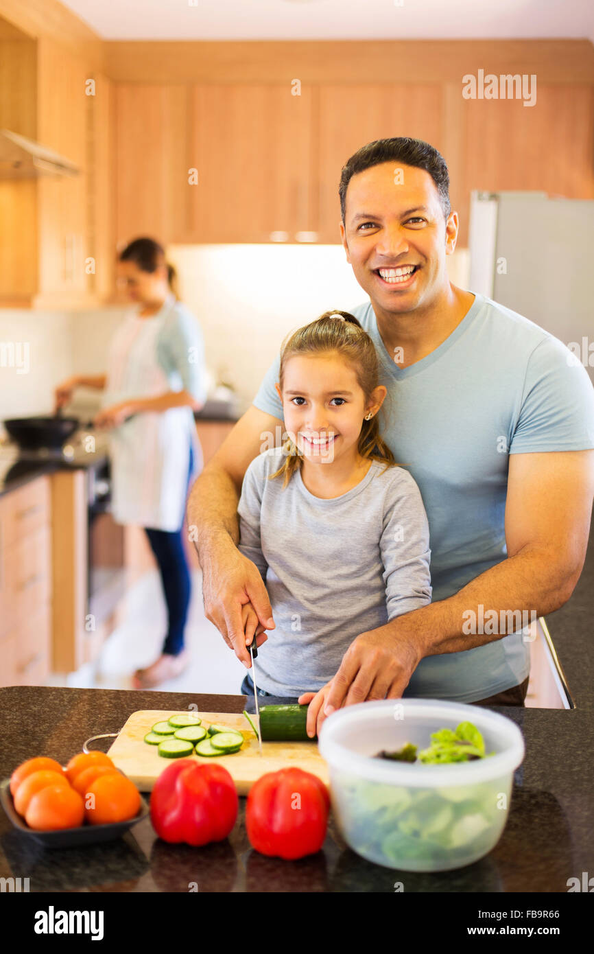 La famiglia felice prepara la cena nella cucina di casa Foto Stock