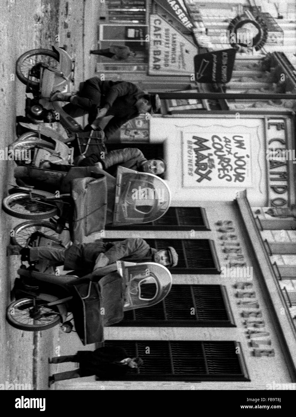 Della vita quotidiana in scena a Parigi durante gli eventi di 68. - Francia / Ile-de-France (regione) - della vita quotidiana in scena a Parigi durante gli eventi di 68. - Pietre per pavimentazione disseminati nelle strade. - Philippe Gras / Le Pictorium Foto Stock