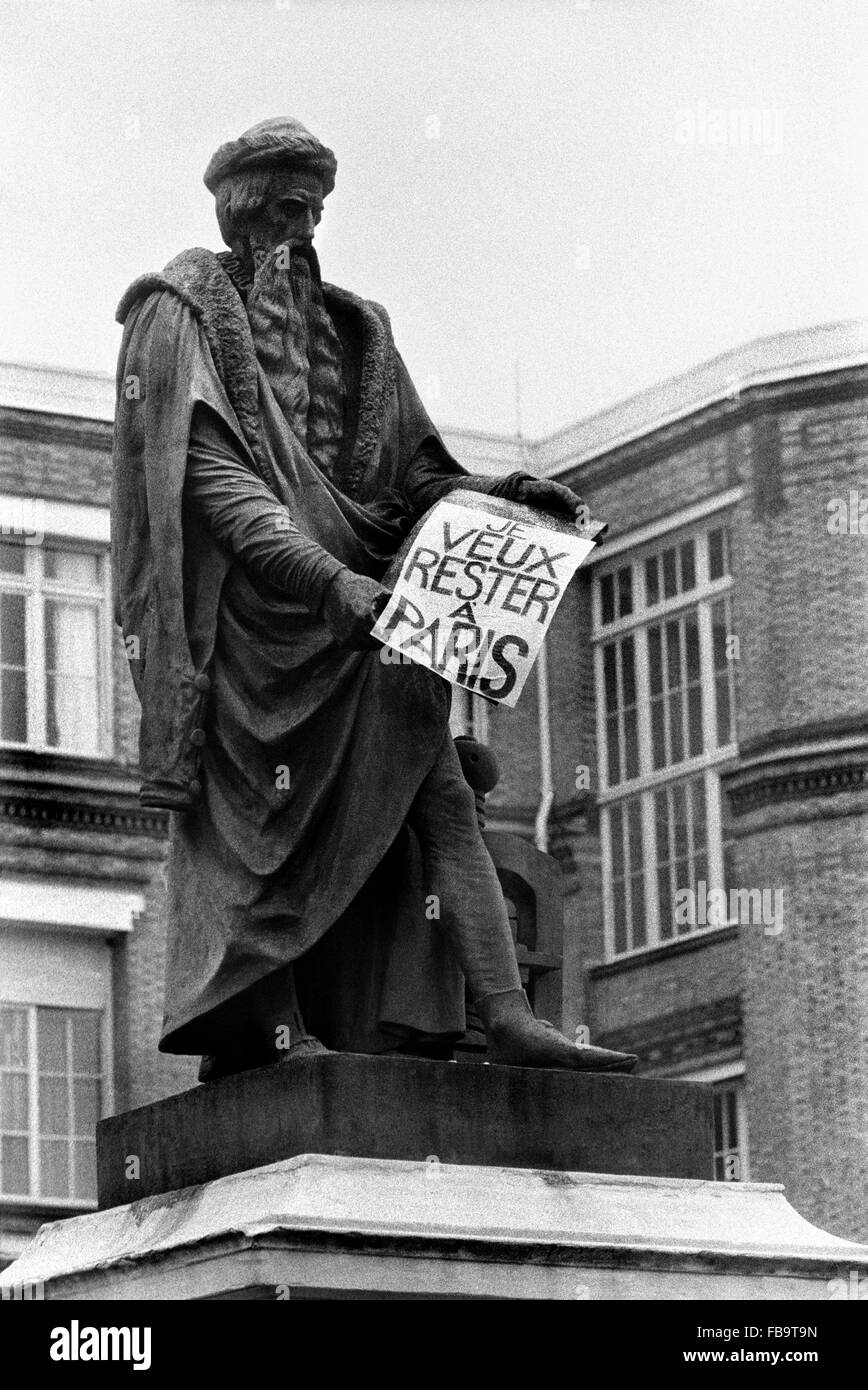 Maggio 1968 protesta - 1968 - - maggio 1968 protesta - Statua di Gutenberg nel davanti del 'Imprimerie nationale" (Parigi) edificio con un messaggio simbolico per evitare la delocalizzazione di Strasburgo. (1968) - Scultore: David D'Angers. - Philippe Gras / Le Pictorium Foto Stock