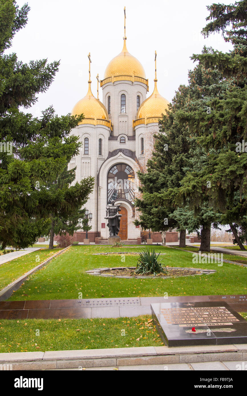 Volgograd, Russia - 5 Novembre 2015: una vista di una fossa comune di soldati dell esercito e 62 Chiesa di tutti i santi a Mamayev Kurg Foto Stock