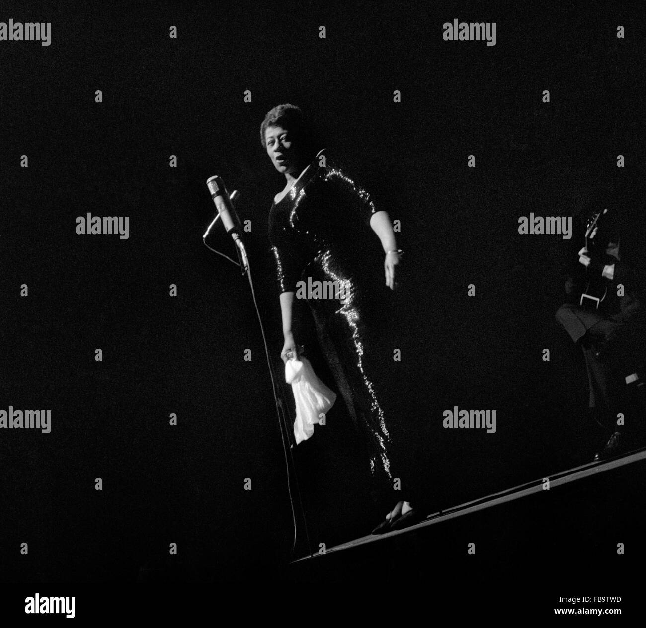 Ella Fitzgerald, intramontabile Dea Jazz. - 1961 - Francia / Ile-de-France (regione) - Ella Fitzgerald, intramontabile Dea Jazz. - La american jazz cantante Ella Fitzgerald ; - all'Olympia di Parigi, Francia ; - 1961 ; - Credito : - Philippe Gras / Le Pictorium Foto Stock