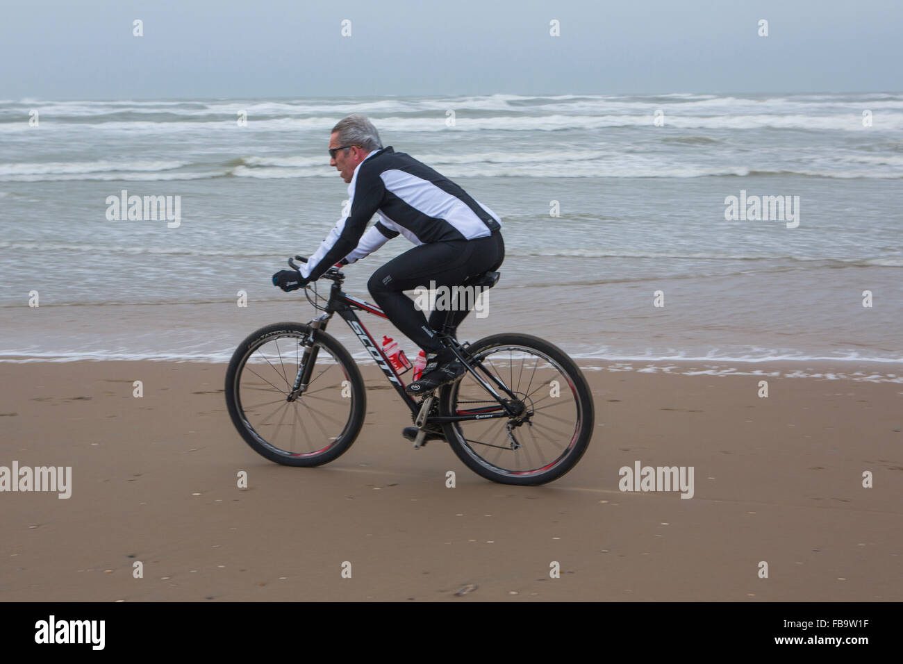 Biker in olandese lato mare Foto Stock