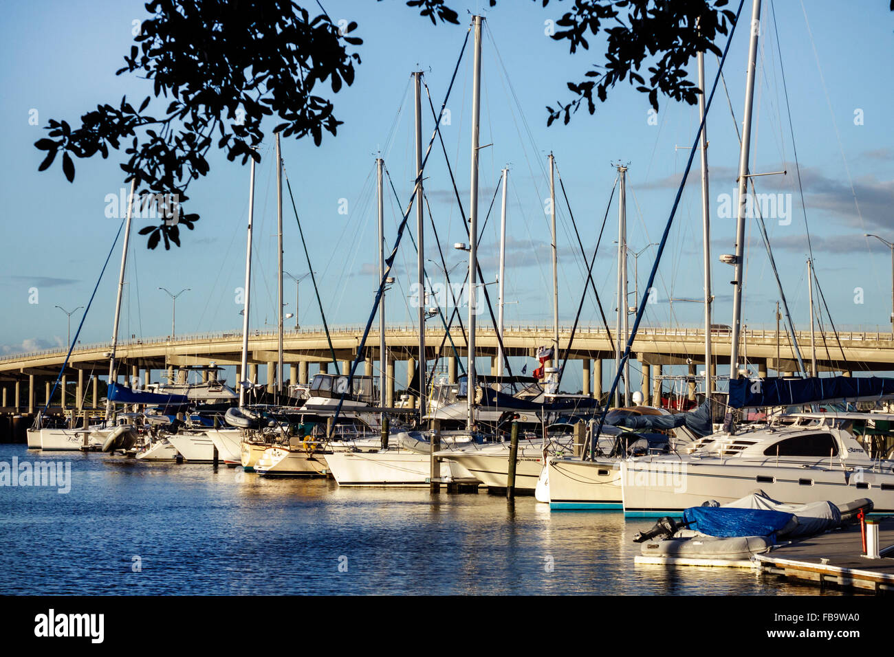 Florida,Bradenton,Manatee River,Water,Riverwalk Park,Green Bridge,Waterfront,marina,barche,FL151022081 Foto Stock