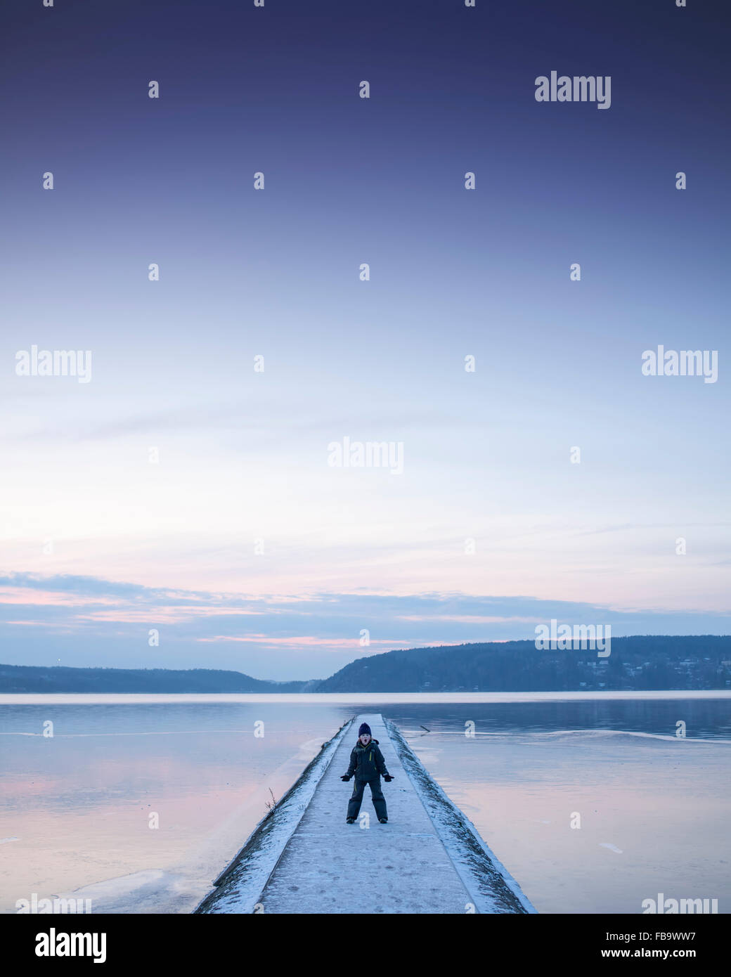 La Svezia, Vastergotland, Lerum, ritratto del ragazzo (6-7) su passerella Foto Stock