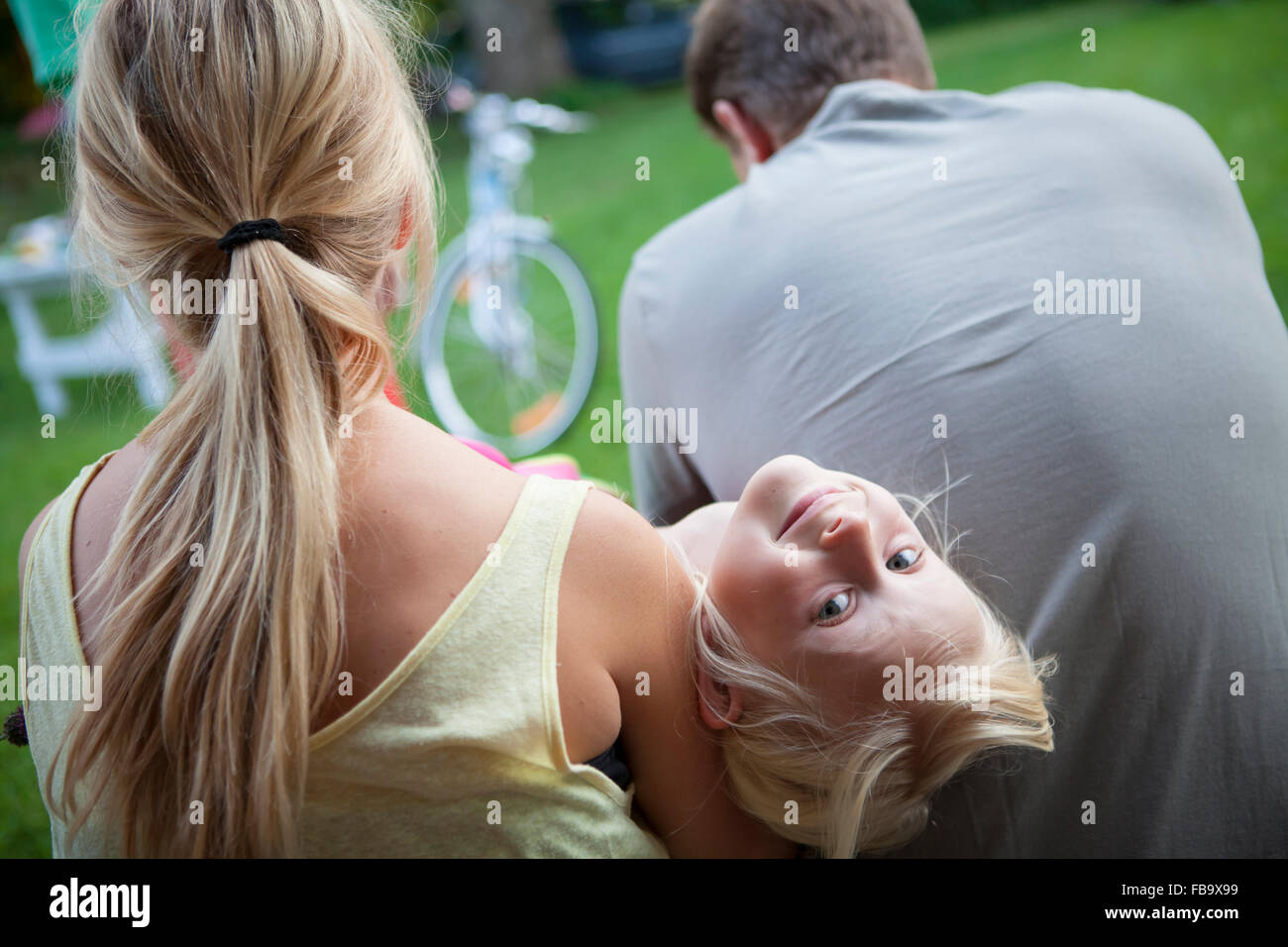 La Svezia, Narke, Filipshyttan, Ritratto di ragazze (6-7, 14-15) con padre Foto Stock