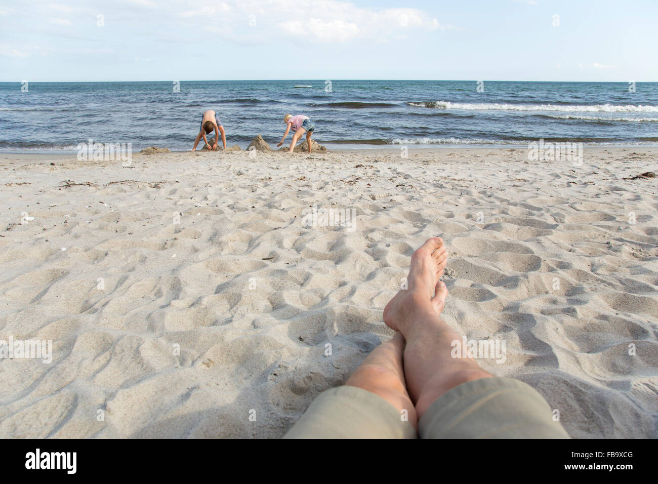 La Svezia, Skane, Soderslatt, Beddinge, Padre con la figlia (10-11) e figlio (12-13) sulla spiaggia Foto Stock