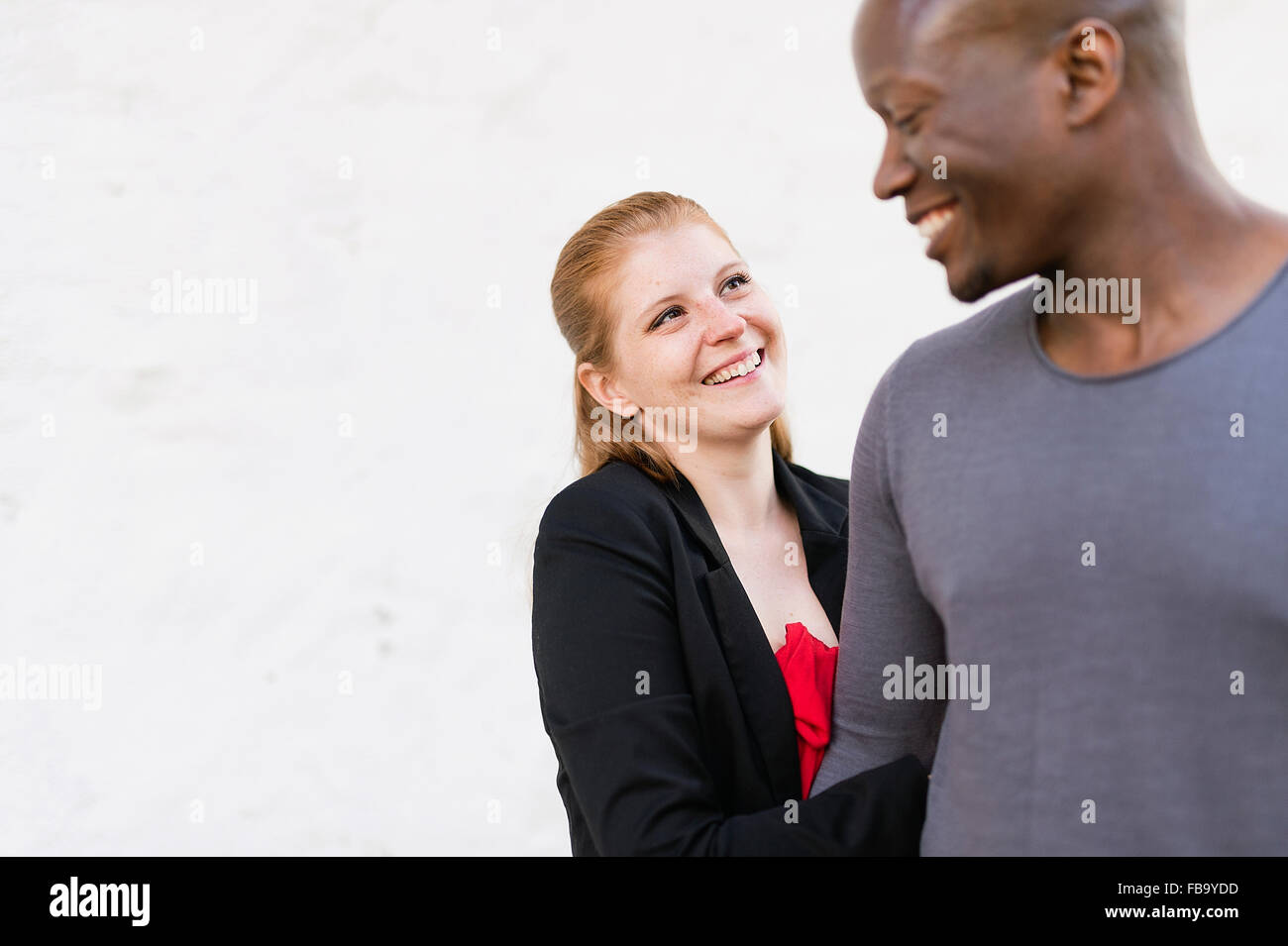 La Svezia, Studio shot di metà adulto giovane ridendo Foto Stock