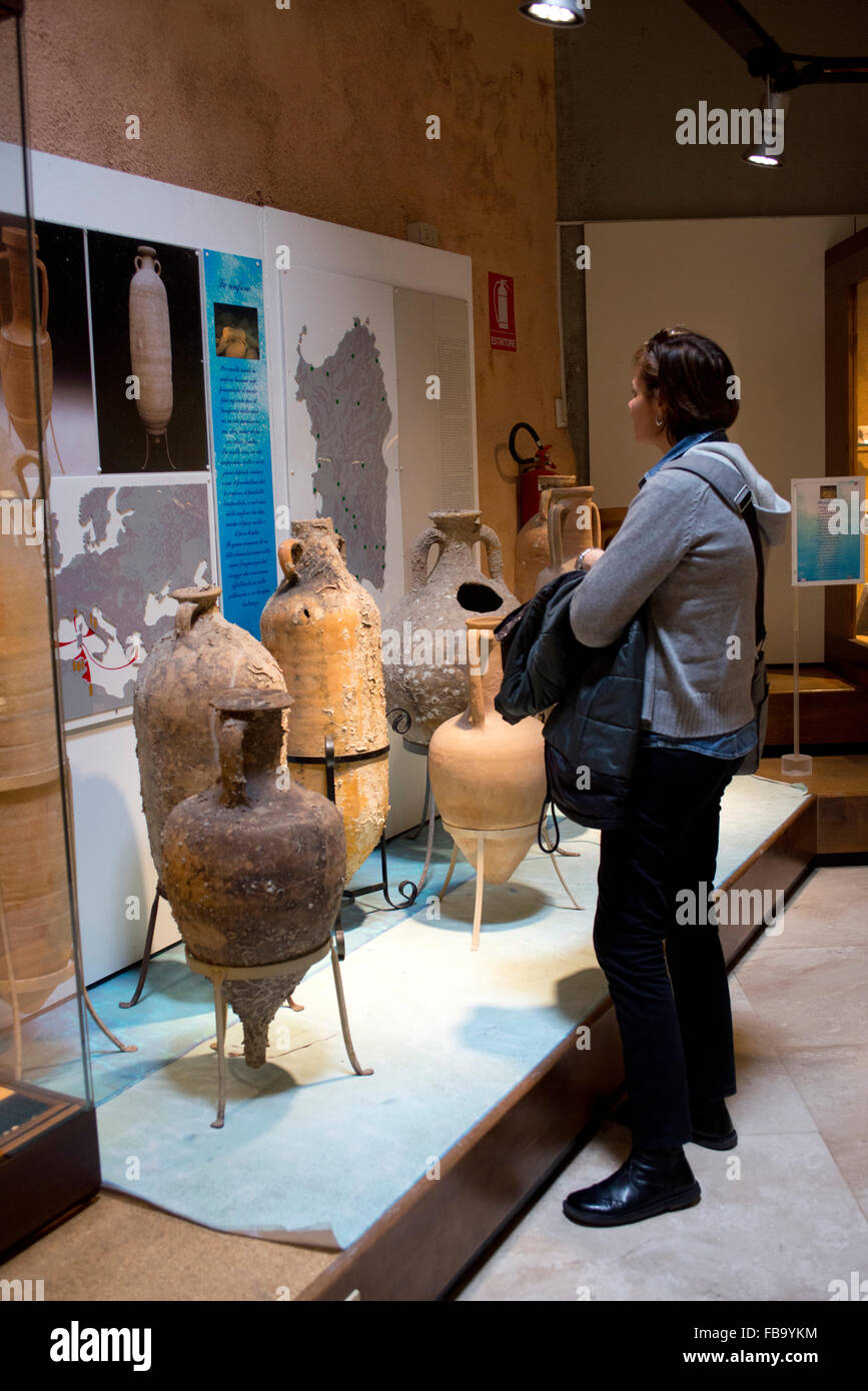 Turisti in una sepoltura Fenicia visualizzare Monte Prama Cagliari Museo Archeologico di Sardegna Foto Stock
