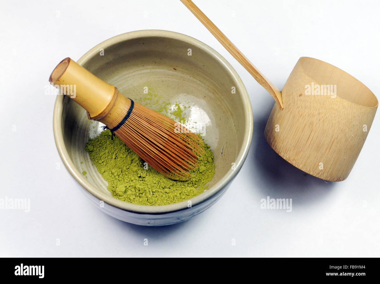 Matcha tè in un Chawan tradizionale tazza di tè, hishaku mestolo e Chasan frusta, cerimonia del tè giapponese. Foto Stock