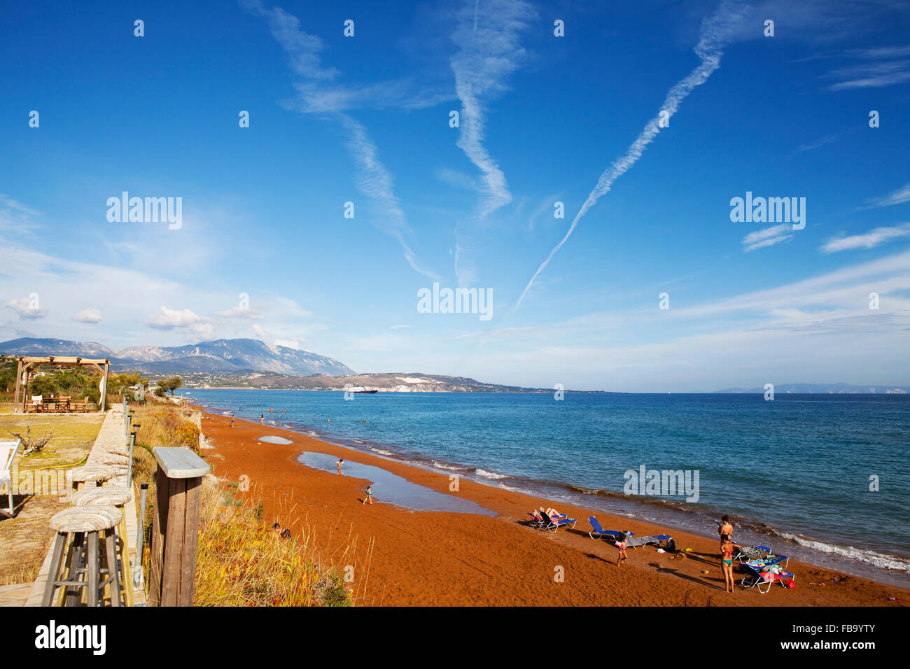 Megas Lakkos spiaggia di sabbia rossa a riva vicino a Lixouri e Xi spiaggia di Cefallonia, Isole Ionie, Grecia Foto Stock