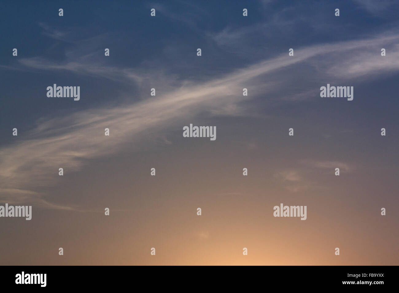 Vista sulle nuvole nel cielo al tramonto Foto Stock