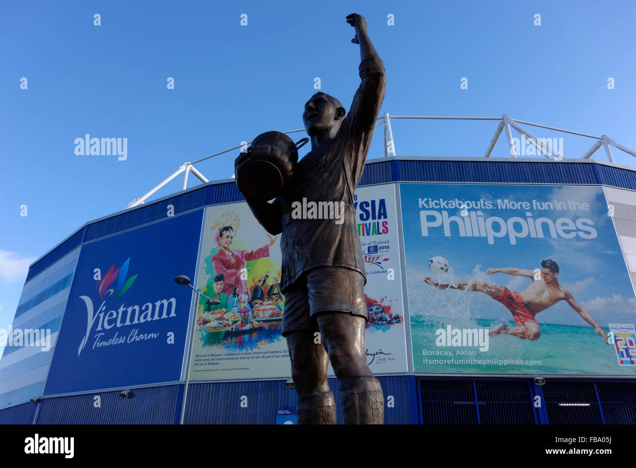 Statua di Fred Keenor capitano della FA Cup vincendo 1927 team di Cardiff, Cardiff City Stadium di Cardiff, Galles. Foto Stock