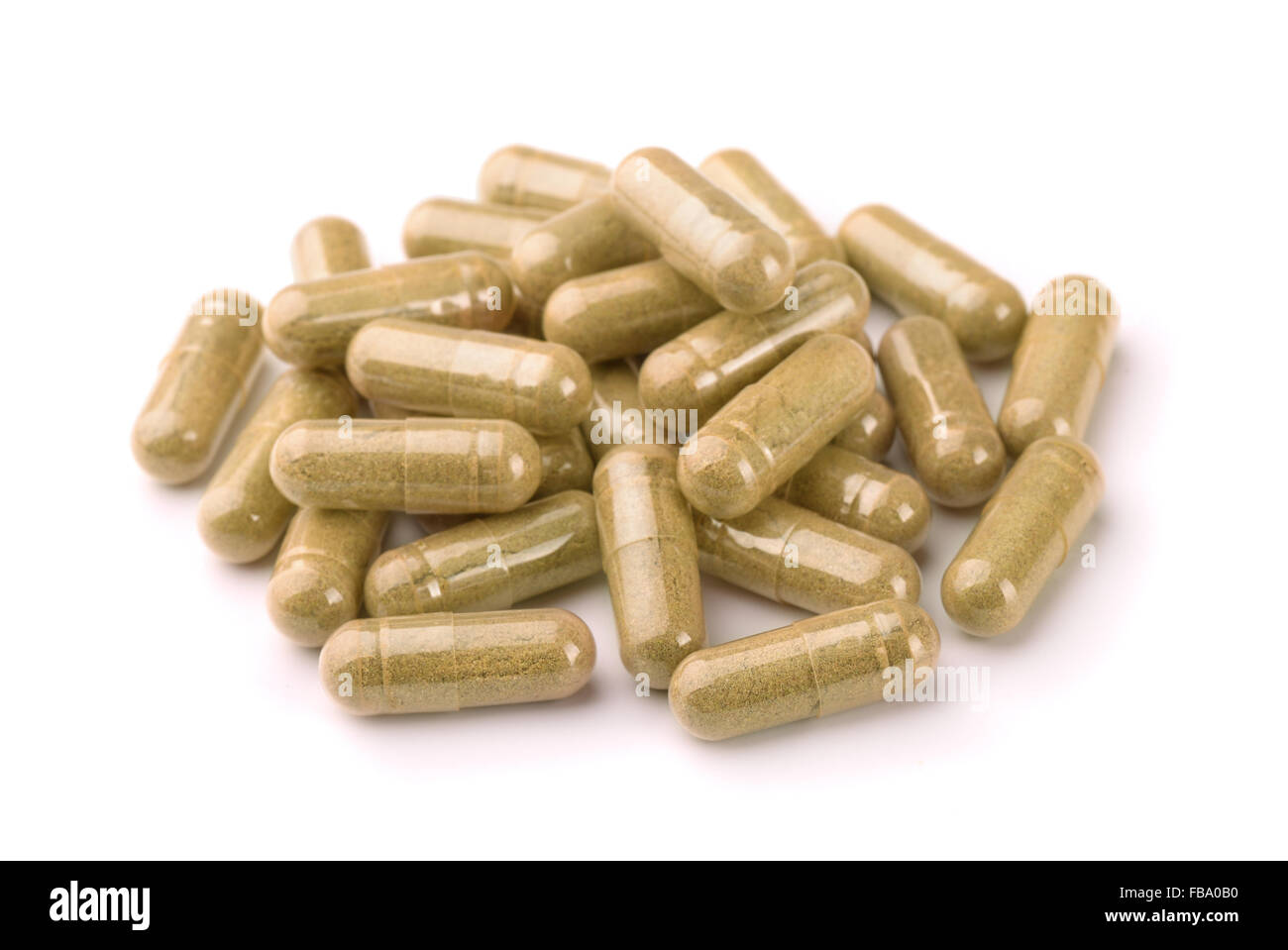 Capsule di medicina di erbe isolato su bianco Foto Stock