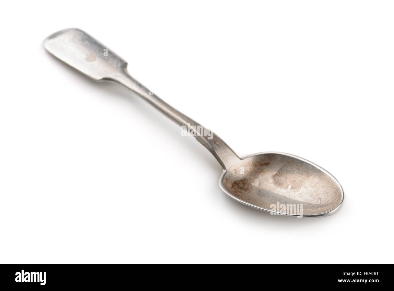 Vecchio cucchiaio d'argento isolato su bianco Foto Stock
