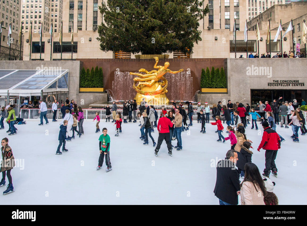 Abbassare Plaza del Rockefeller Center con la pista di pattinaggio su ghiaccio e albero di Natale, Manhattan, New York, Stati Uniti d'America Foto Stock