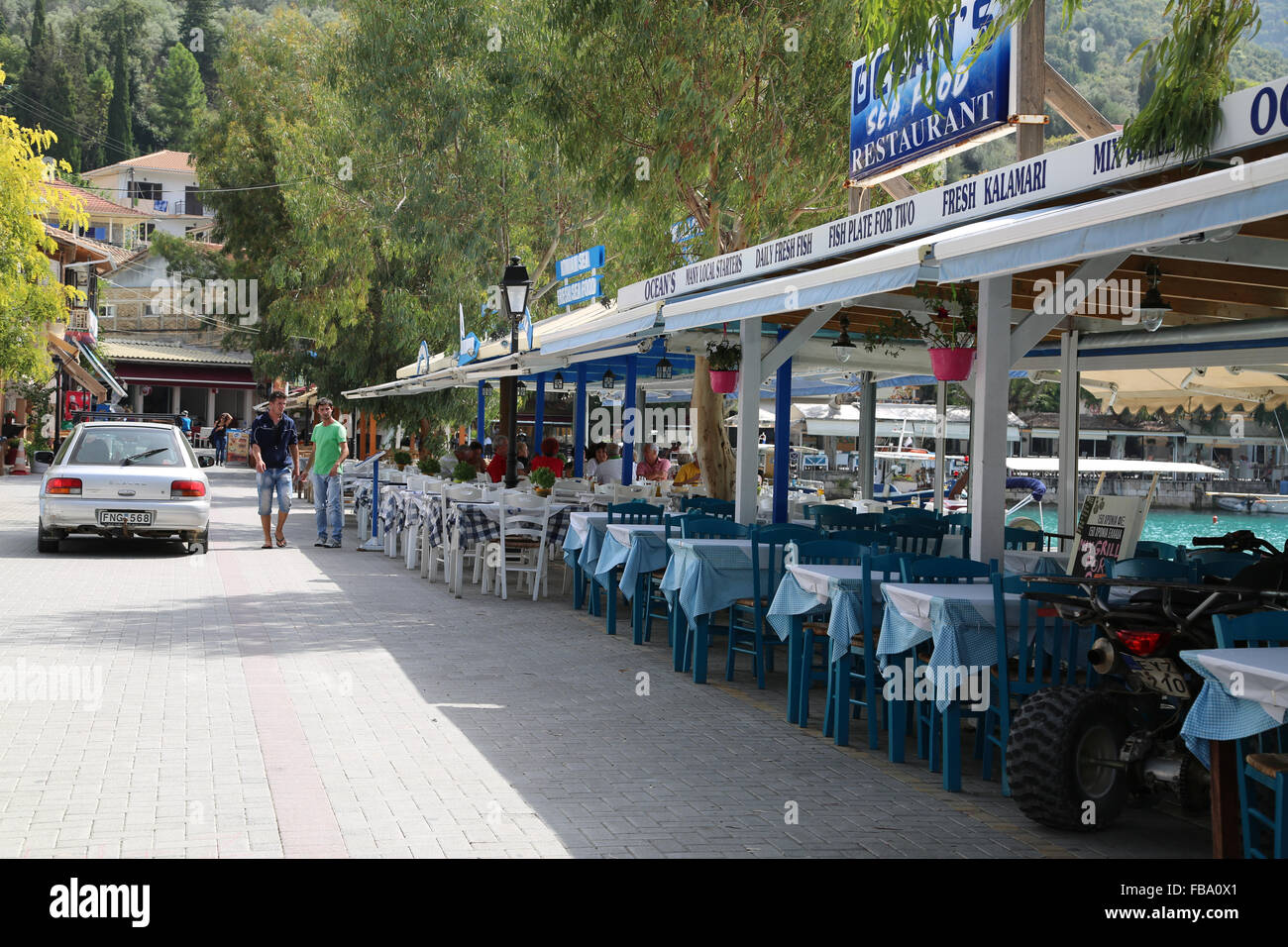 Greca taverne sul mare nel porto di Vasiliki, isola di Lefkada, Grecia. Foto Stock