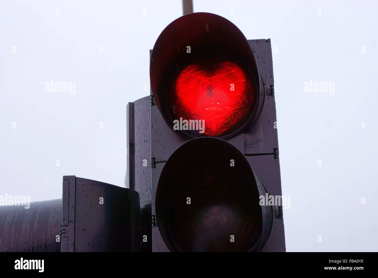 Red via la luce a forma di cuore, Akureyri, Islanda Foto Stock