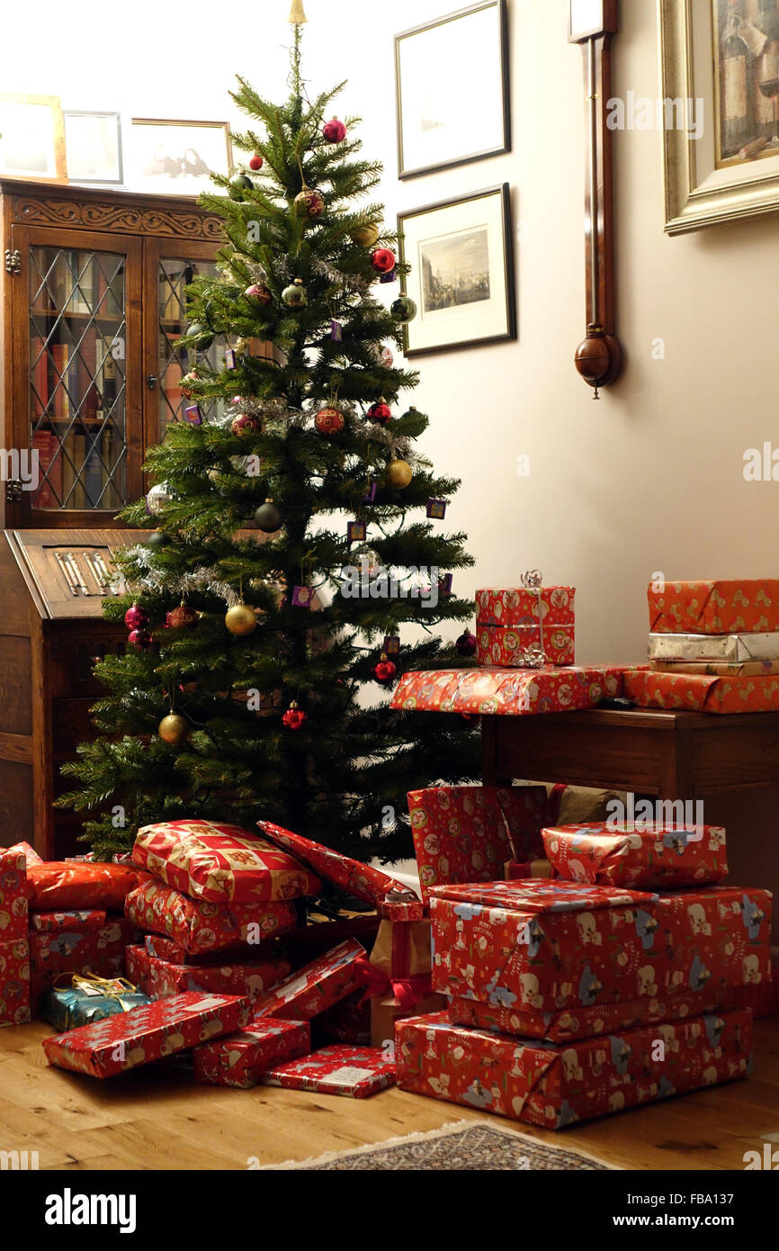 Albero Di Natale In Inglese.Albero Di Natale Con Presenta Al Di Sotto In Uno Stile Tradizionale Inglese Home Foto Stock Alamy