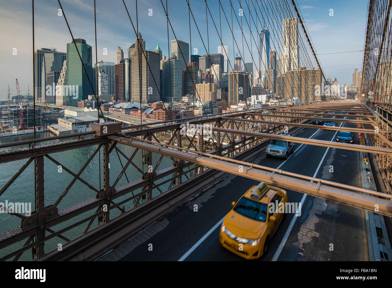 Ponte di Brooklyn con la parte inferiore di Manhattan skyline dietro, New York, Stati Uniti d'America Foto Stock