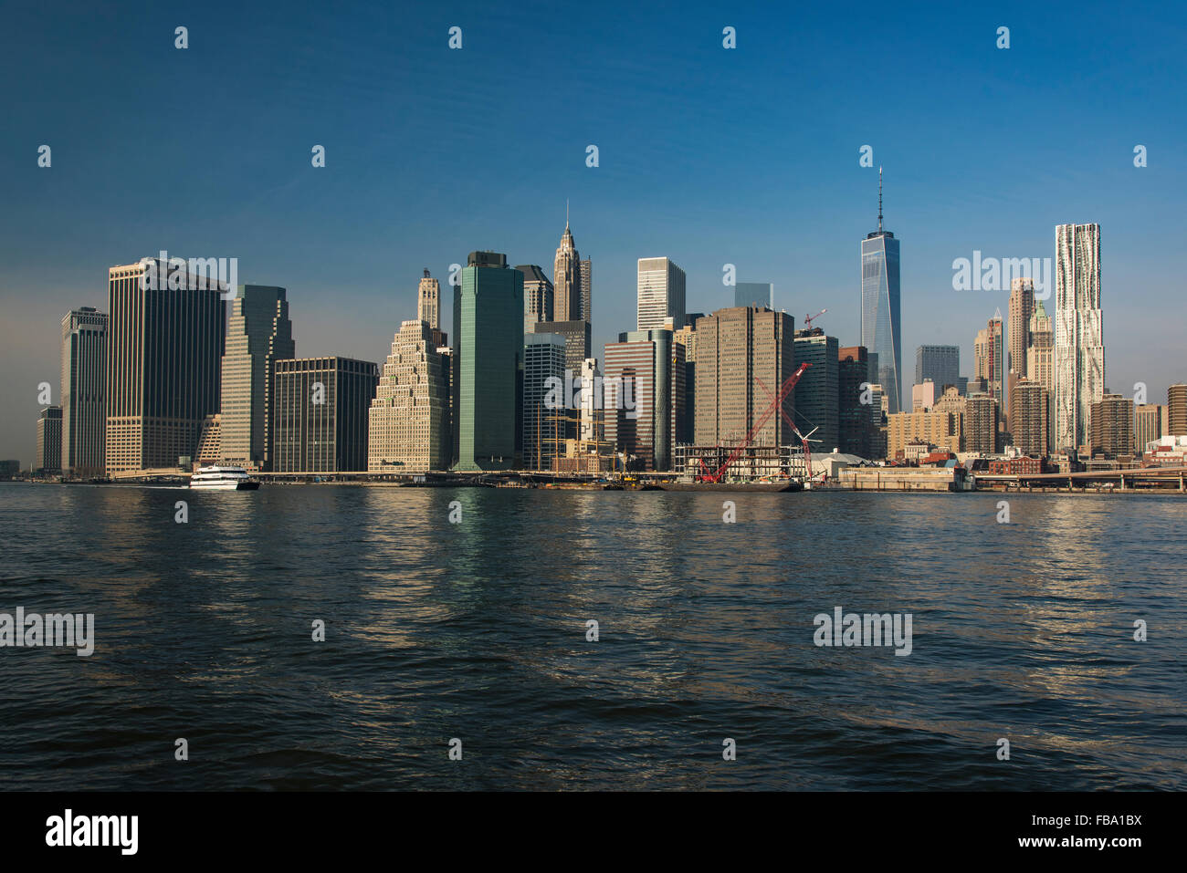 Inferiore dello skyline di Manhattan dal ponte di Brooklyn Park, Brooklyn, New York, Stati Uniti d'America Foto Stock