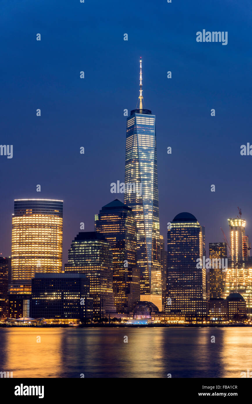 Vista notturna di One World Trade Center e la parte inferiore di Manhattan centro finanziario, Manhattan, New York, Stati Uniti d'America Foto Stock