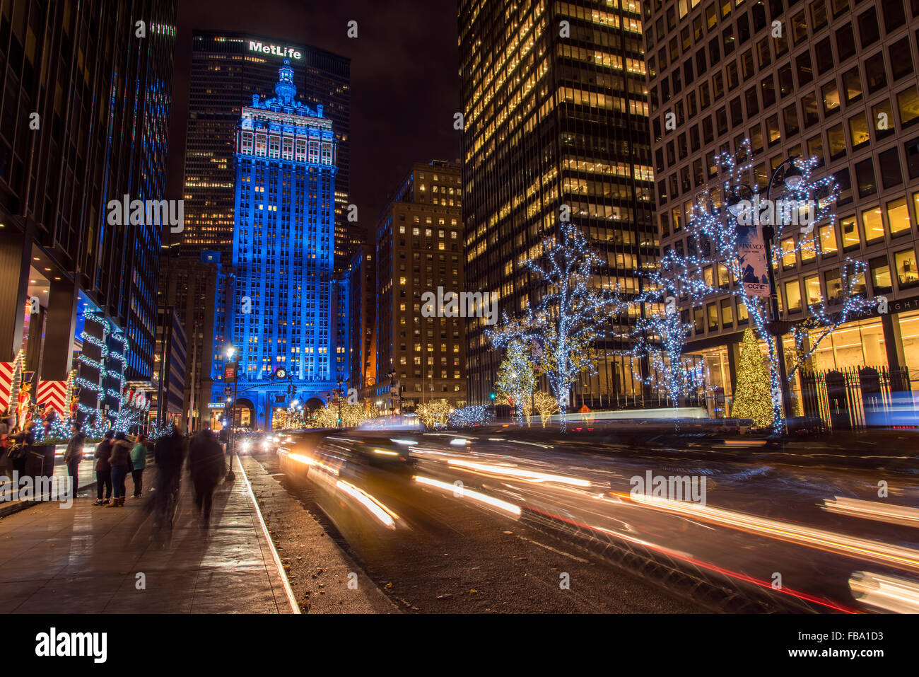 Albero di natale con illuminazione Helmsley Building dietro, Park Avenue, Manhattan, New York, Stati Uniti d'America Foto Stock