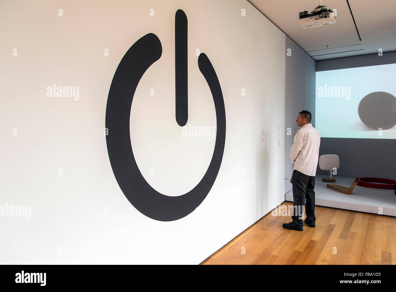 Il visitatore a guardare la IEC simbolo di potenza presso il Museo di Arte Moderna (MoMA), Manhattan, New York, Stati Uniti d'America Foto Stock