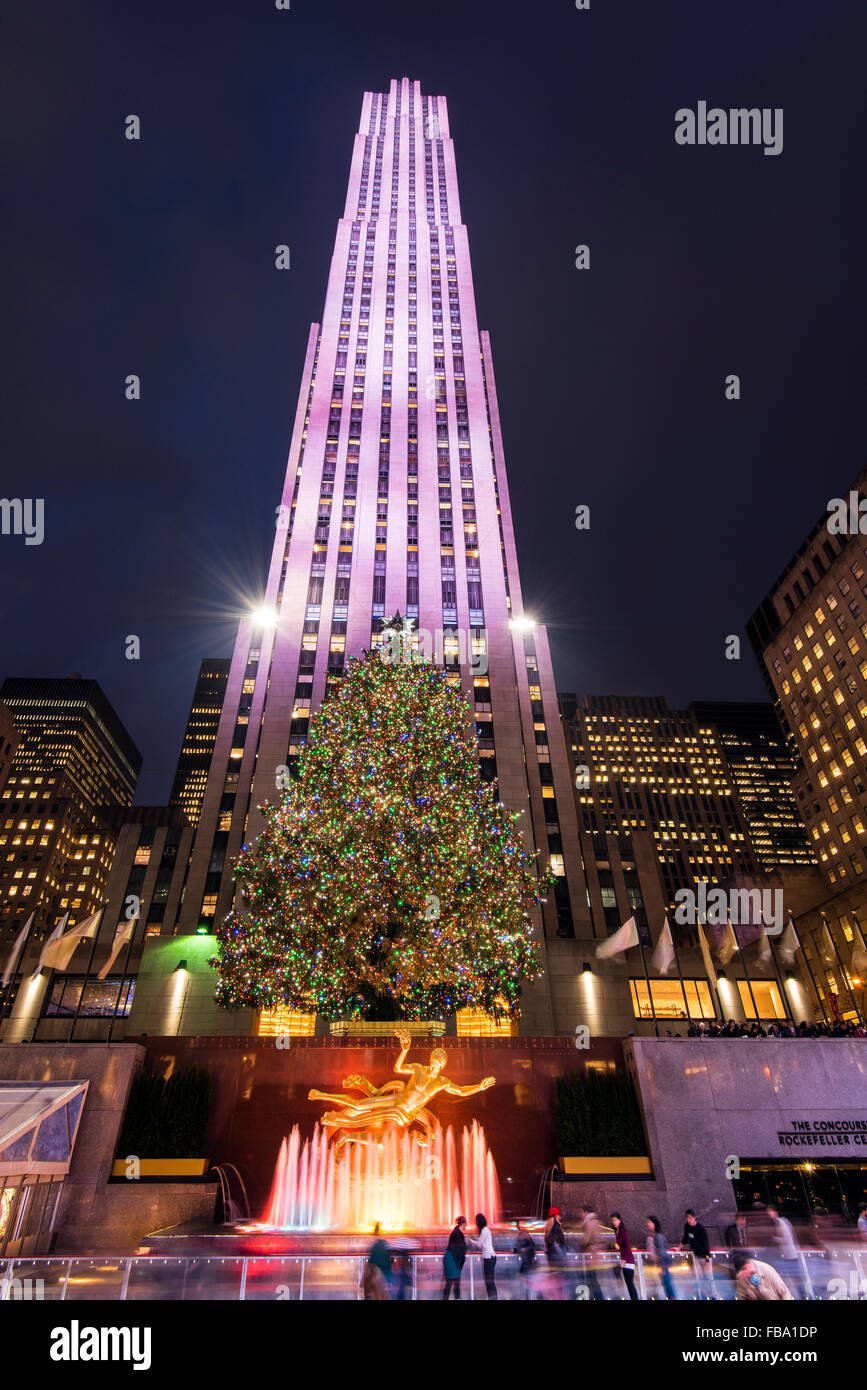 Vista notturna di Prometeo scultura in bronzo e albero di Natale al Rockefeller Center, Manhattan, New York, Stati Uniti d'America Foto Stock