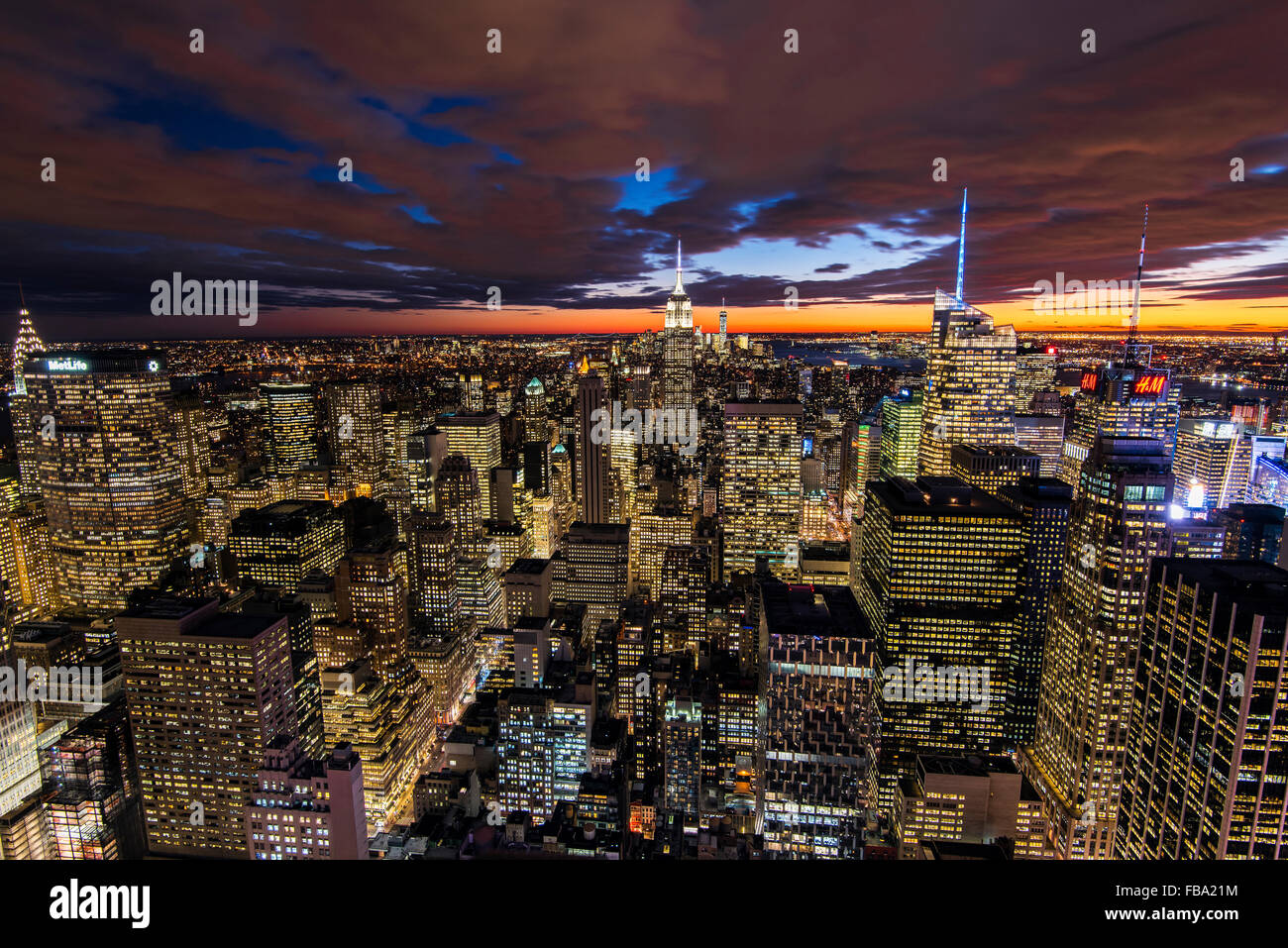 Vista su Manhattan skyline al tramonto dalla cima della Roccia, New York, Stati Uniti d'America Foto Stock