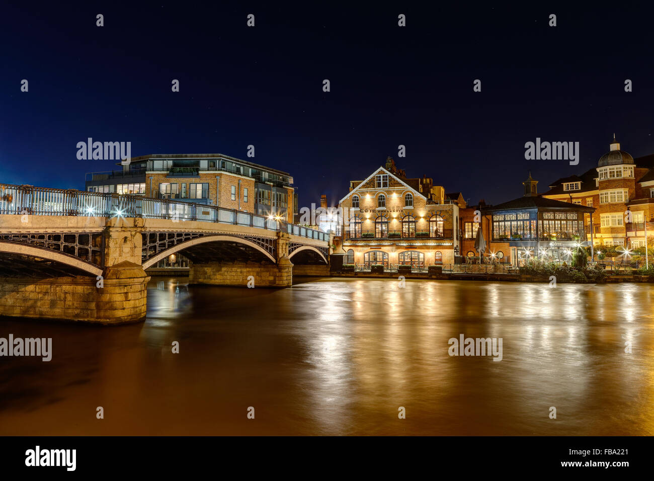 Guardando al di là del fiume Tamigi in Windsor di notte verso il ponte di Windsor e Eton Foto Stock