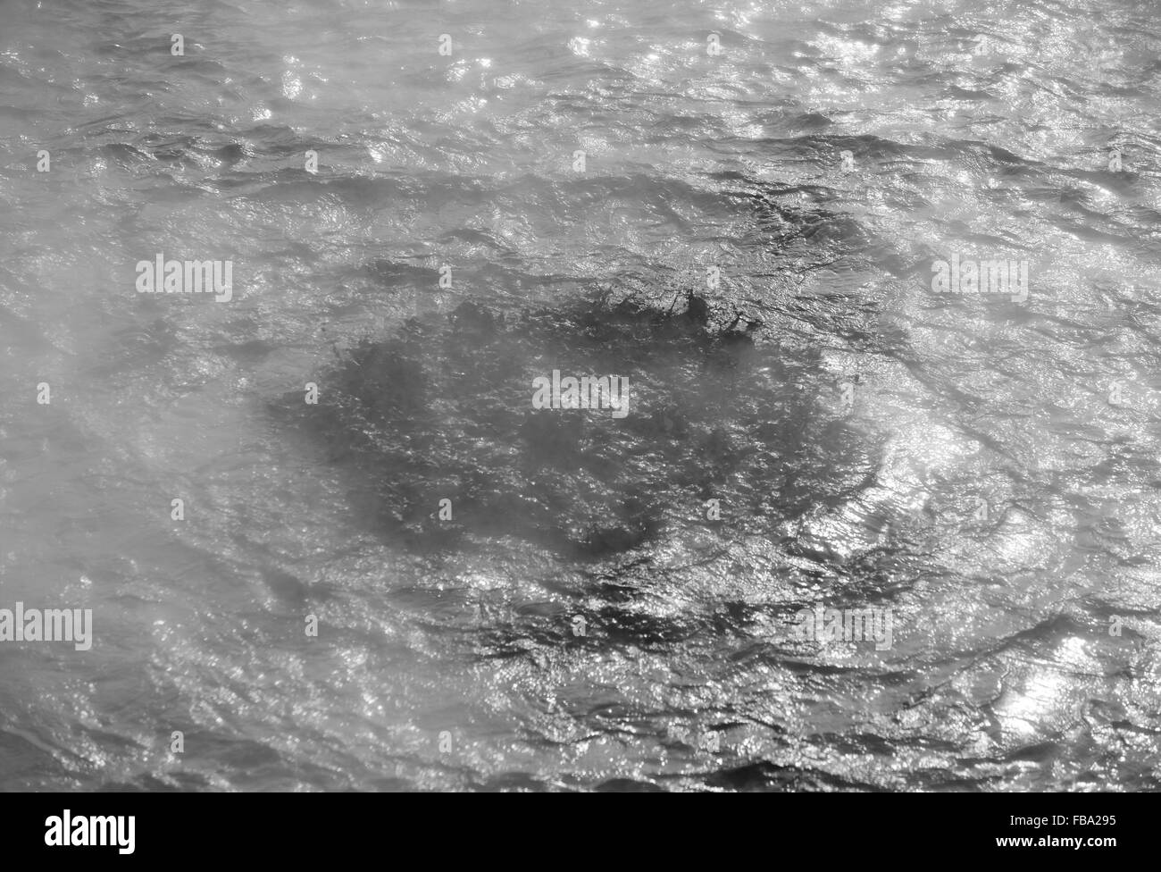 Piscine di acqua calda e di acqua in ebollizione in Krafla attiva zona vulcanica di Islanda Foto Stock