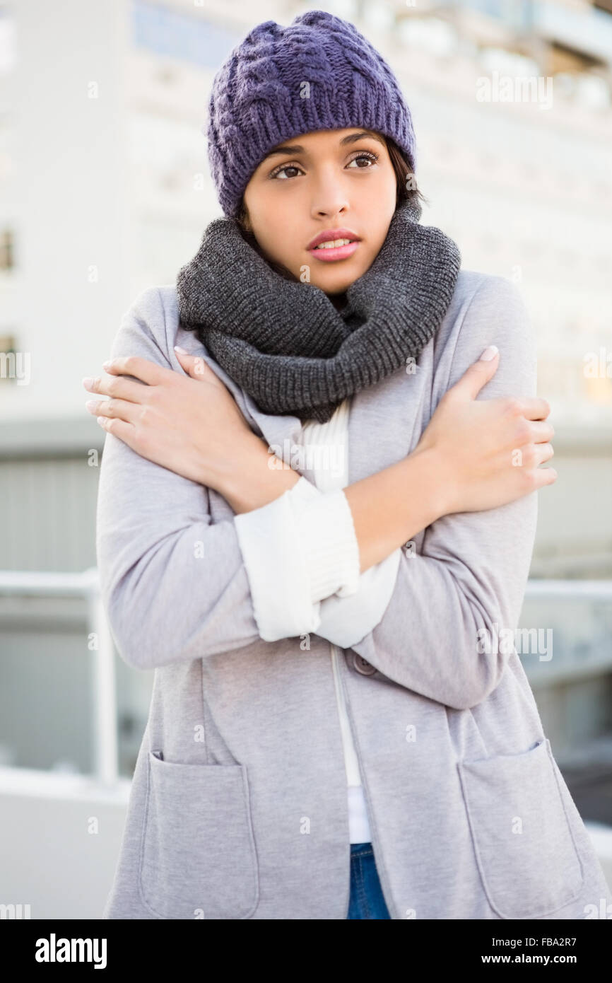 Premurosa donna in cappotto invernale tremore Foto Stock