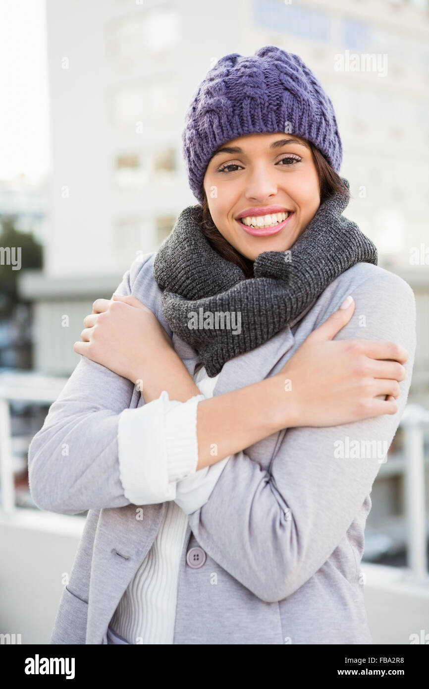 Premurosa donna in cappotto invernale tremore Foto Stock