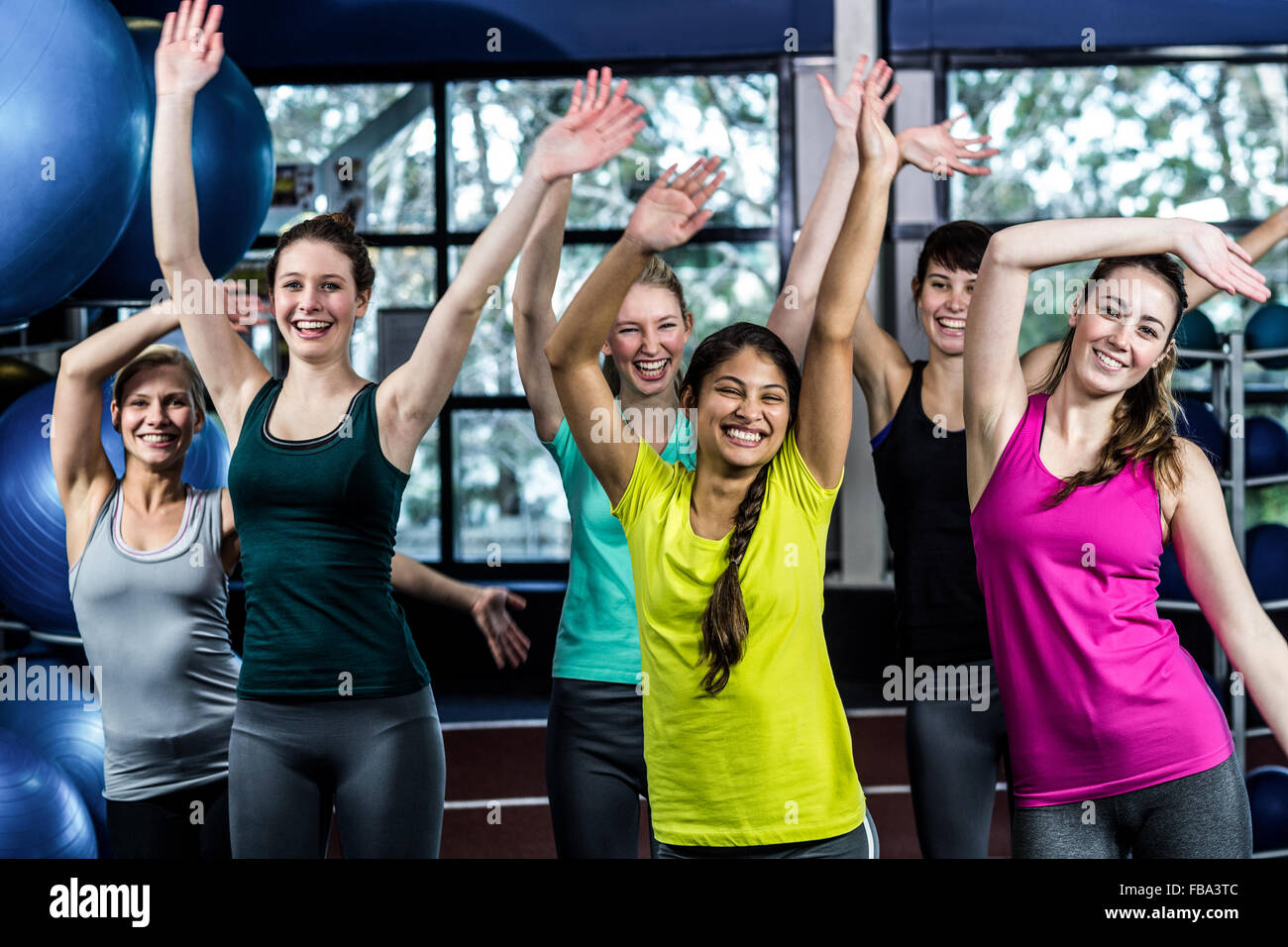 Montare balli di gruppo e sorridente Foto Stock