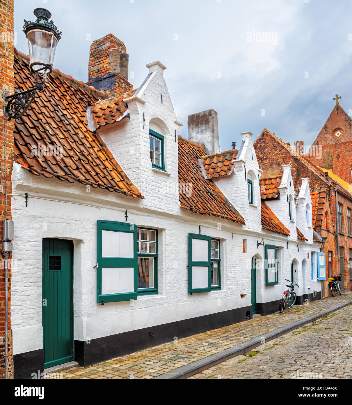 Bruges storica sui tetti spioventi e spiers Foto Stock