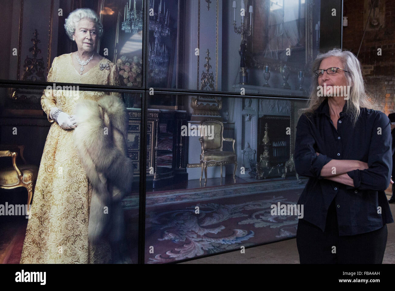 Londra, Regno Unito. Il 13 gennaio 2016. Fotografo americano Annie Leibovitz  pone di fronte la sua foto della regina Elisabetta II. Le donne: nuovo  ritratti, un tour mondiale di nuove fotografie di
