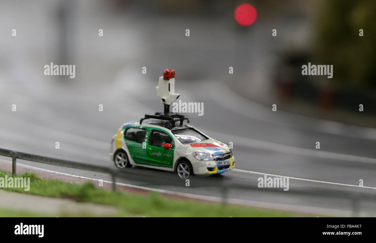 Amburgo, Germania. Xiii gen, 2016. Un Google Maps auto modello può essere visto sul layout a Miniatur Wunderland di Amburgo, Germania, 13 gennaio 2016. A partire da subito e per gli utenti di Google Maps può utilizzare anche Google Street View di esplorare il più grande del mondo di modello di treno layout, alloggiato in Amburgo. Foto: Axel HEIMKEN/dpa/Alamy Live News Foto Stock