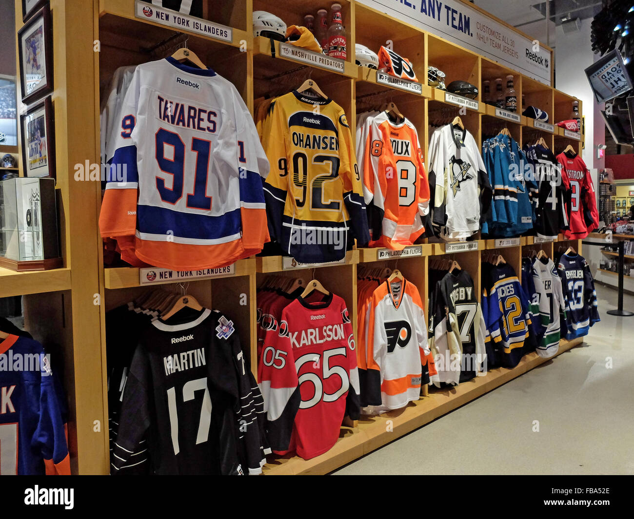 NHL Hockey giocatori maglioni in vendita presso il negozio di NHL sulla Avenue of the Americas in Midtown Manhattan, a New York City. Foto Stock