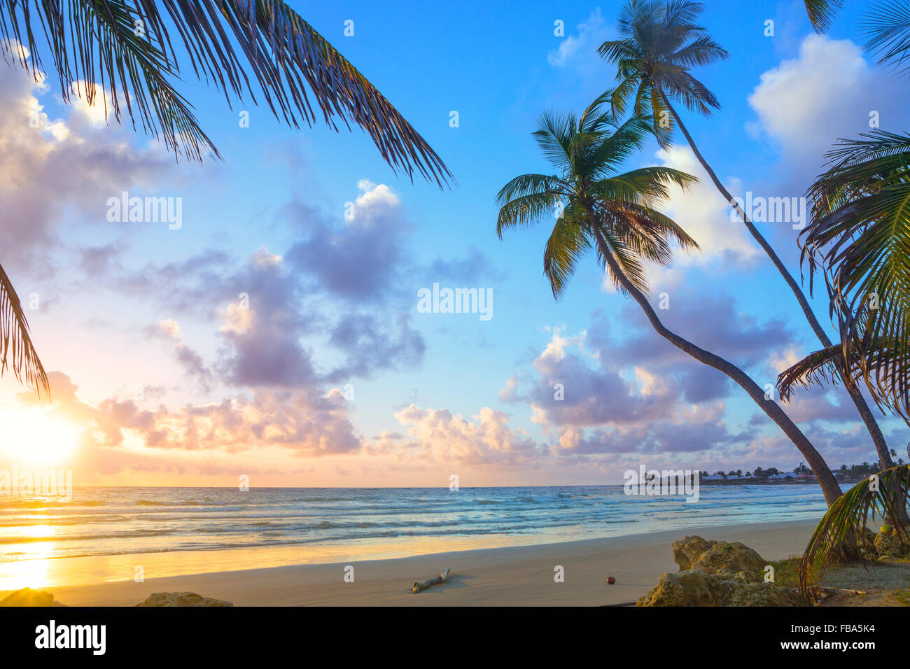 Trinidad e Tobago, Tobago, Rockley Bay, vista panoramica del tramonto al mare Foto Stock