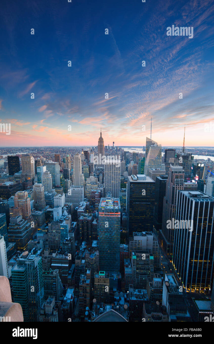 Stati Uniti d'America, nello Stato di New York, New York City, sui grattacieli di Manhattan al crepuscolo Foto Stock