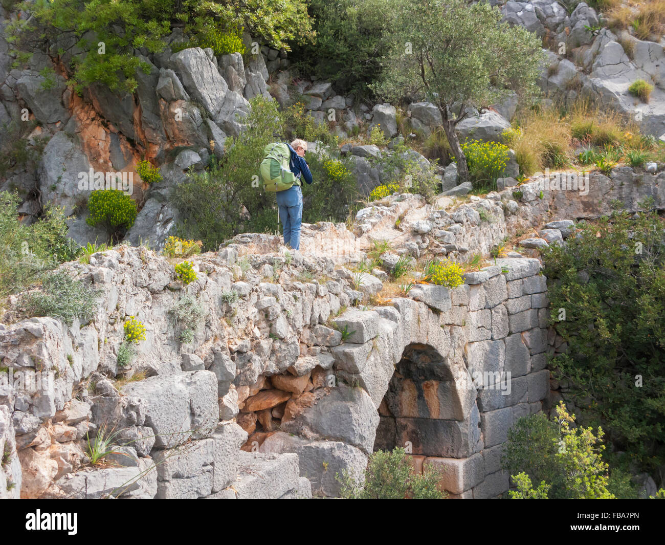 A piedi la Via Licia sul Xanthos acquedotto, Turchia Foto Stock