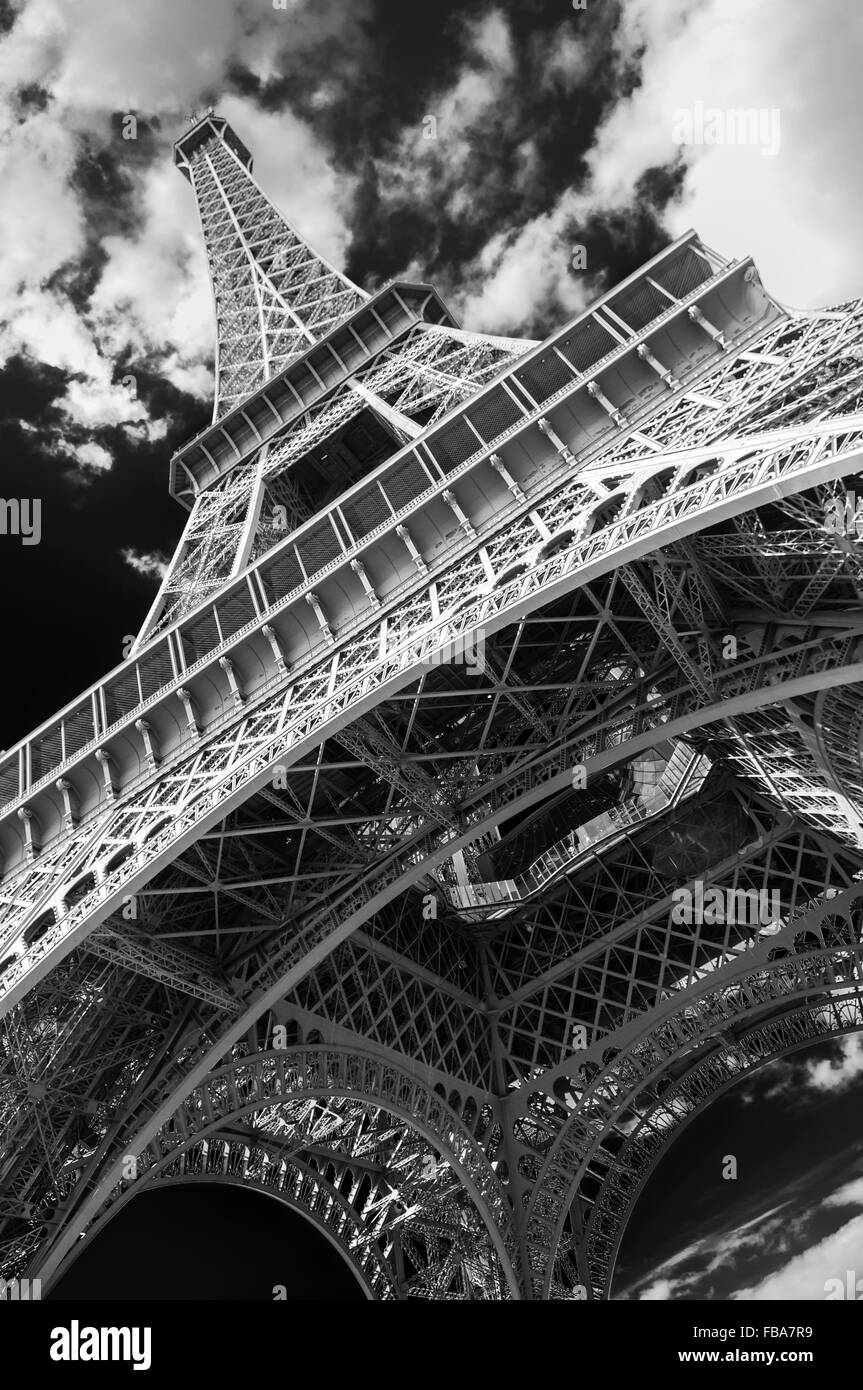 Una vista astratta della Torre Eiffel a Parigi in bianco e nero con un effetto a raggi infrarossi Foto Stock