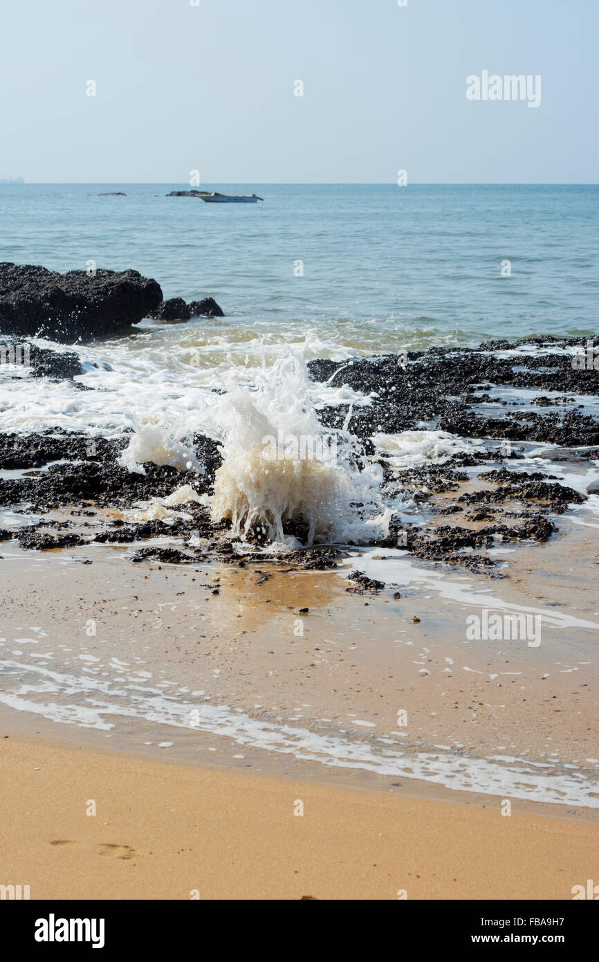 Il gorgogliamento di rocce di Anjuna beach a Nord Goa, India Foto Stock