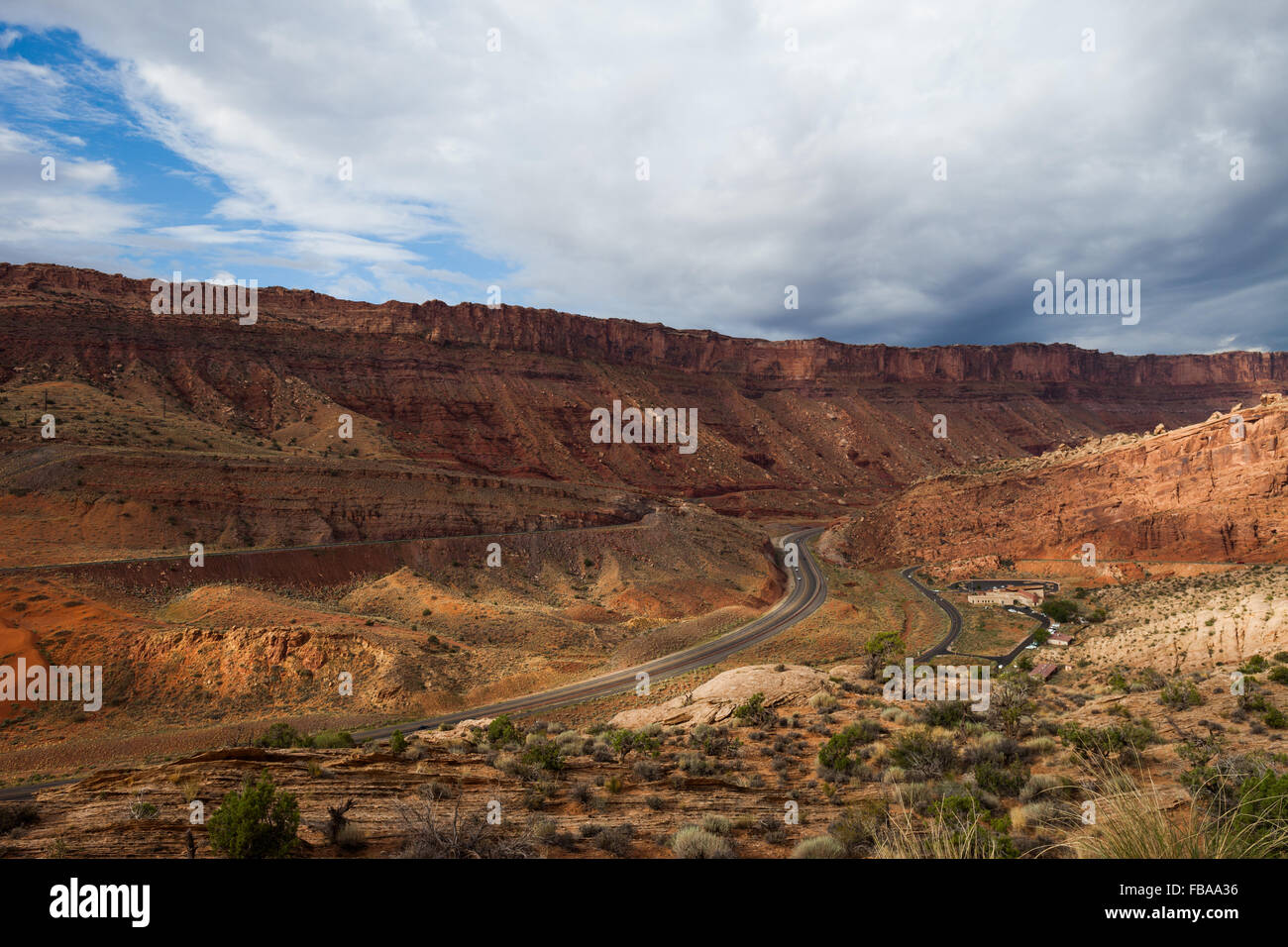 Vista sulla US 191 e moab canyon percorso, il Parco Nazionale di Arches, Utah Foto Stock