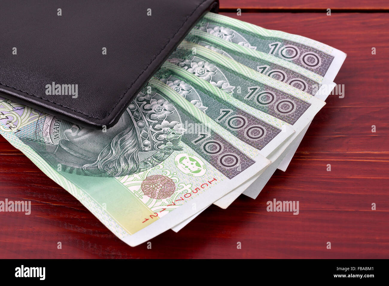 Walet con il polacco di denaro su un sfondo di legno Foto Stock
