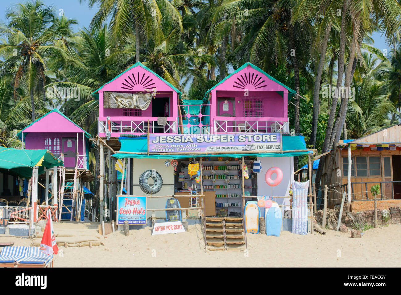 Pittoresca spiaggia di capanne e il negozio sulla spiaggia di Palolem, a sud di Goa, India Foto Stock