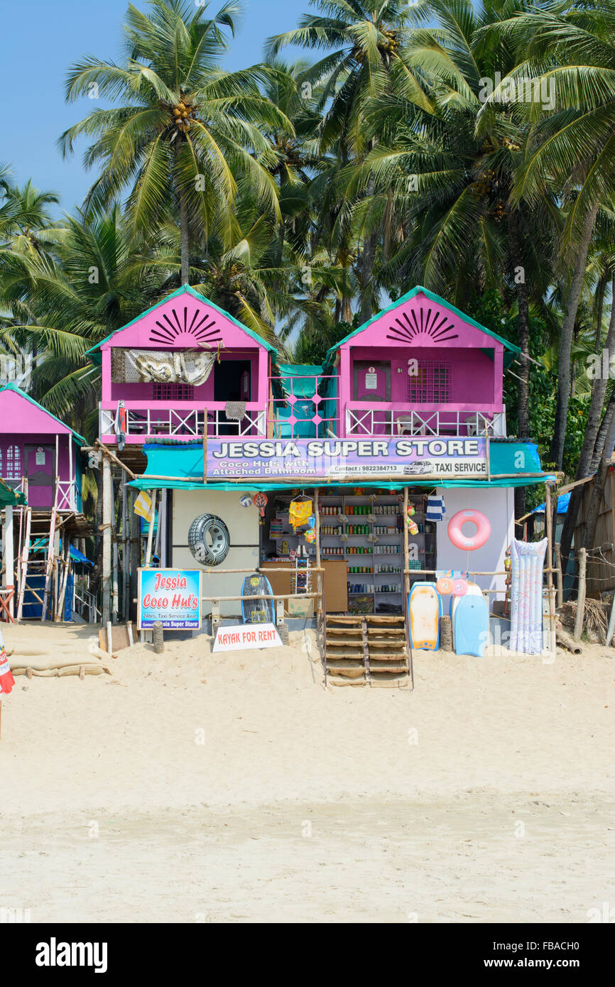 Pittoresca spiaggia di capanne e il negozio sulla spiaggia di Palolem, a sud di Goa, India Foto Stock